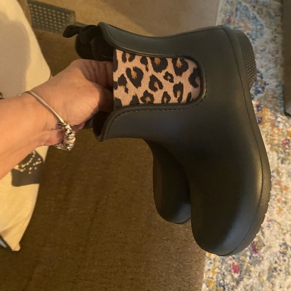 Crocs Women’s Freesail Chelsea Boots. Leopard/ Black High Top Rain. - Picture 3 of 5